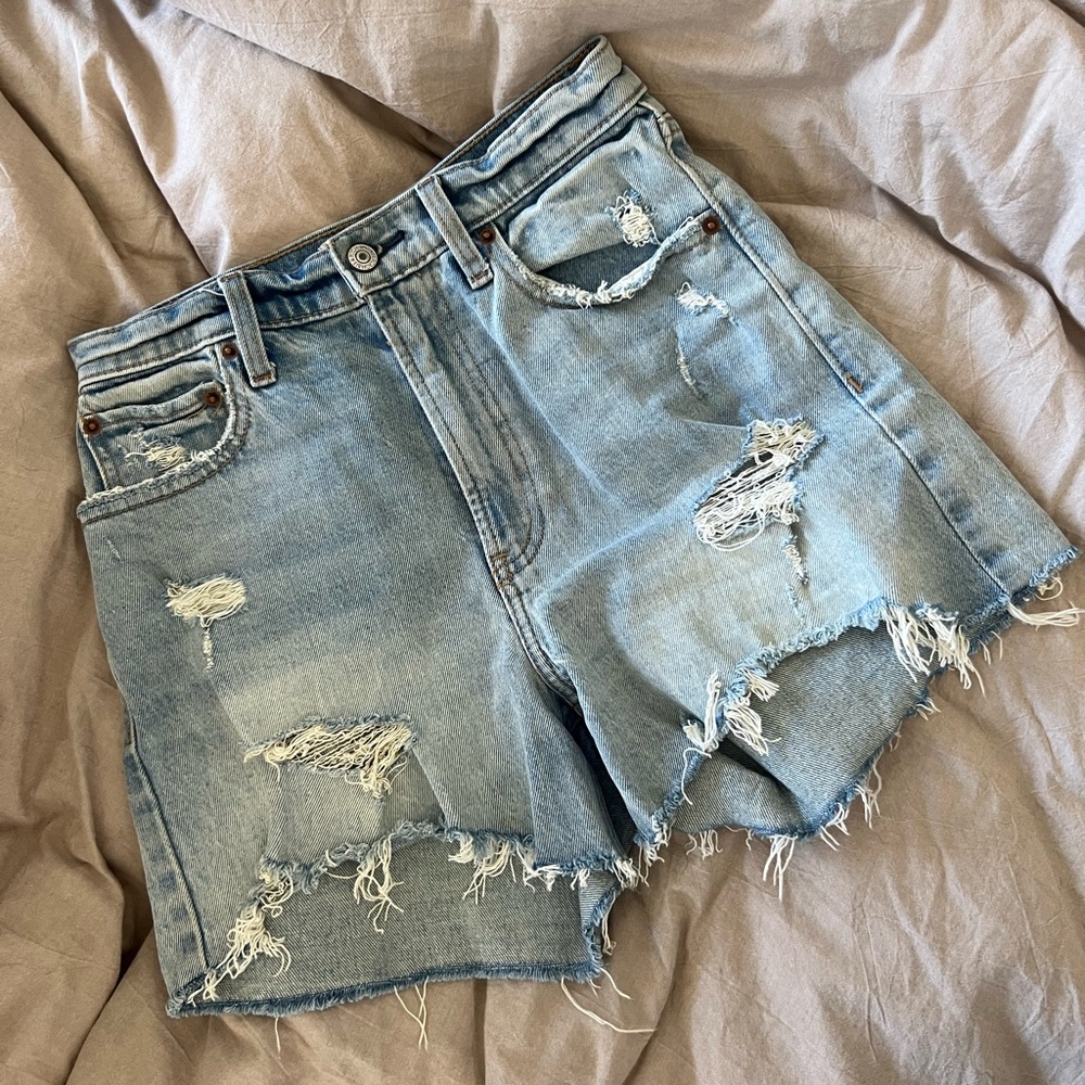 Abercrombie & Fitch Light Wash Distressed Denim shorts. Size 26- Curve Love Fit